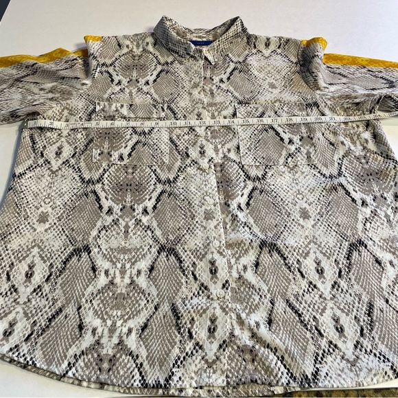 Apt. 9 Women's Snakeskin Print Button-Up Shirt with Yellow Accents Size XL - Picture 13 of 13